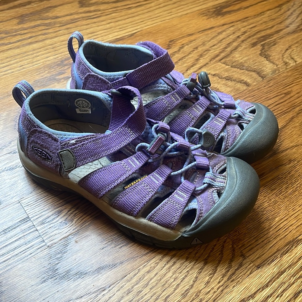 Keen big girls kids size 2 waterproof sandals Newport Velcro strap purple